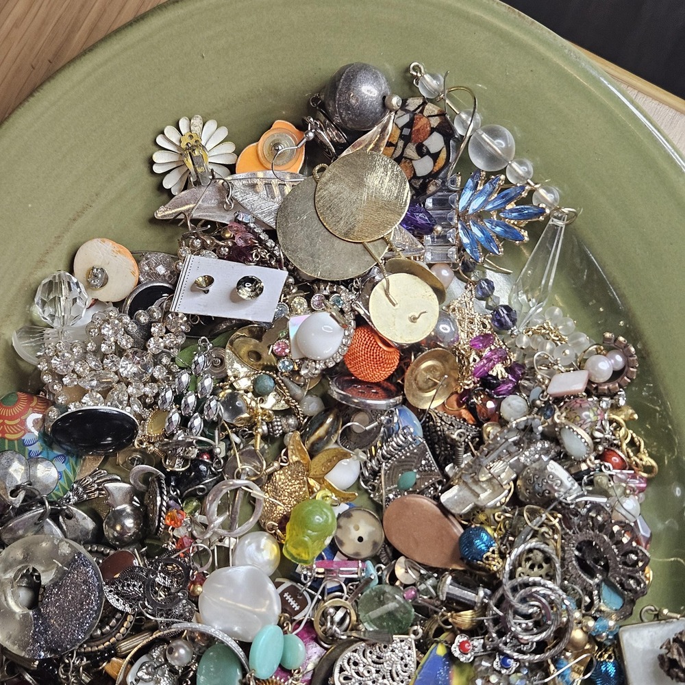 2 lbs Junk Jewelry Mystery Lot: Single Earrings Jewelry Pieces for Crafting/wear - Picture 2 of 15